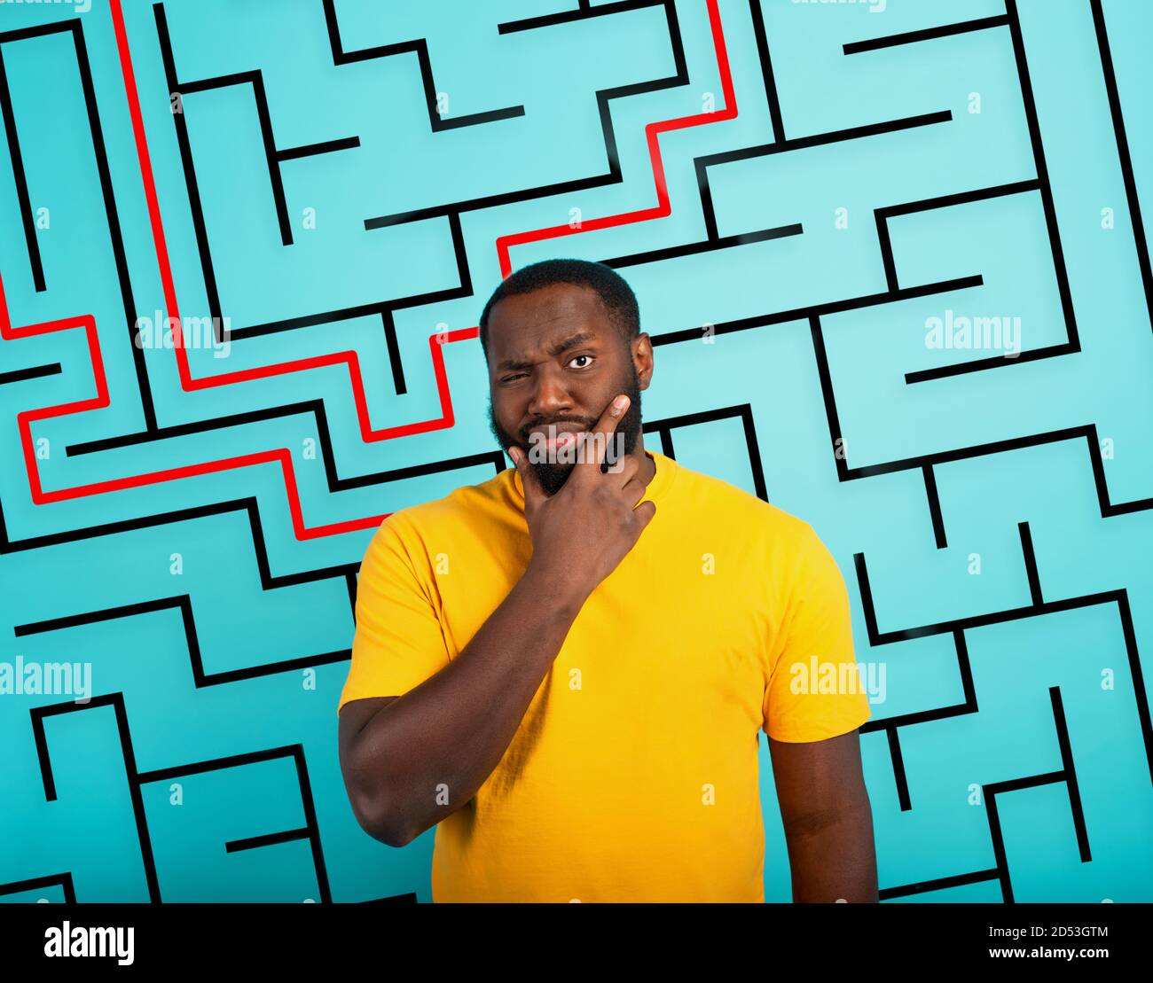 L'uomo confuso ha un grande labirinto da risolvere. Concetto di opzioni, confusione, decisione. Foto Stock