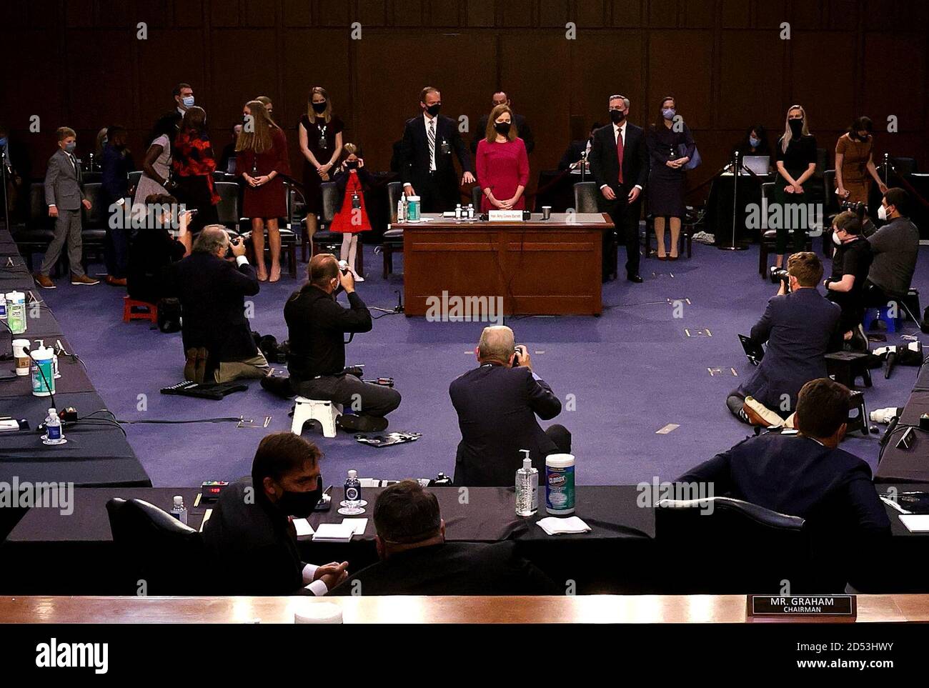 Washington, DC, Stati Uniti. 12 Ott 2020. WASHINGTON, DC - OTTOBRE 12: (NOTA DELLA REDAZIONE: Ritrasmesso con raccolto alternativo) circondato da membri della famiglia, il giudice candidato alla Corte Suprema Amy Coney Barrett conclude il primo giorno della sua audizione di conferma del Comitato giudiziario del Senato su Capitol Hill il 12 ottobre 2020 a Washington, DC. Barrett è stato nominato dal presidente Donald Trump per riempire il posto vacante lasciato da Justice Ruth Bader Ginsburg che è morto in settembre. (Foto di Win McNamee/Pool/Sipa USA) Credit: Sipa USA/Alamy Live News Foto Stock