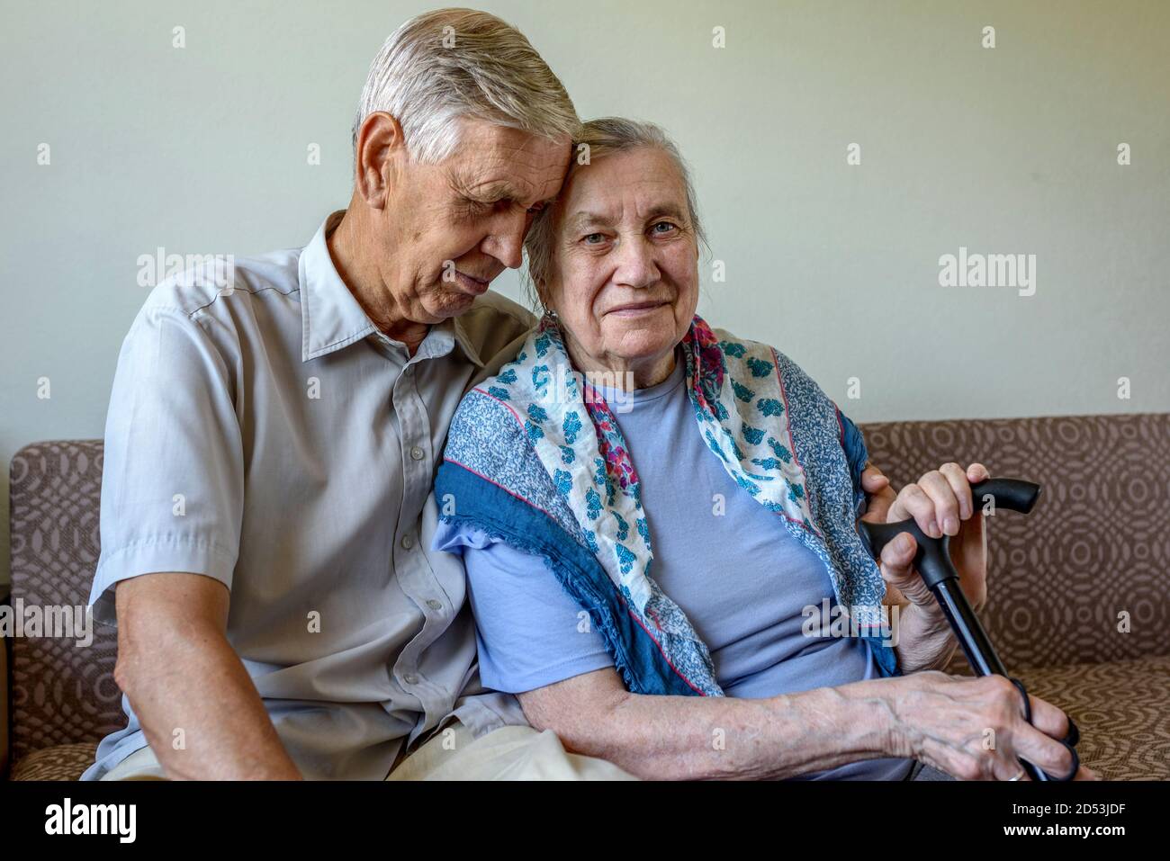 Coppia anziana, l'anziano abbraccia dolcemente sua moglie. Fidarsi di relazioni familiari, cura, amore. Foto Stock