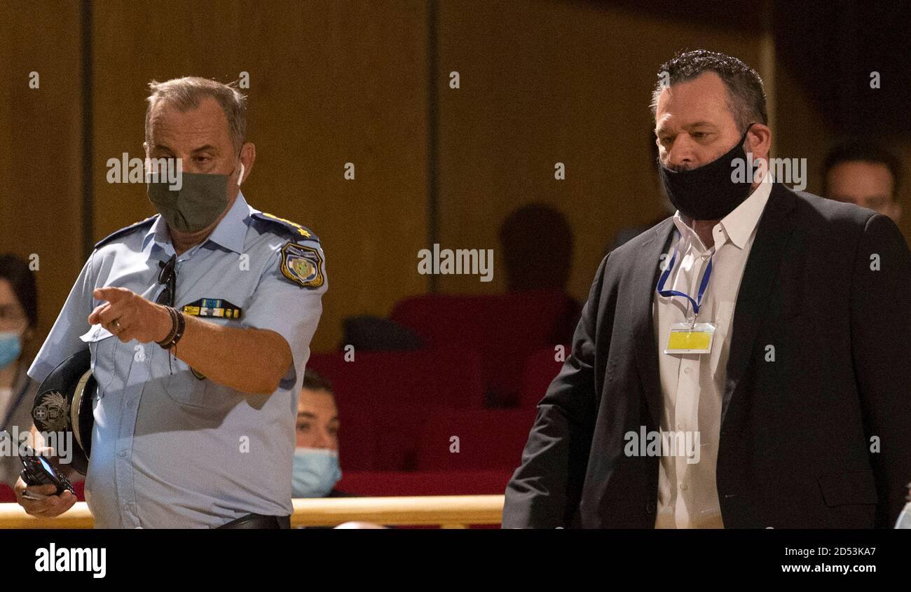 Atene, Grecia. 12 Ott 2020. Ioannis Lagos (R), membro del Parlamento europeo ed ex membro del partito Golden Dawn, è visto in tribunale durante le audizioni di condanna ad Atene, in Grecia, il 12 ottobre 2020. Il 7 ottobre un tribunale greco ha statuito che la leadership e i membri del partito ultrardesto Golden Dawn (GD-Chryssi Avghi in greco), il terzo più grande partito politico del parlamento fino allo scorso anno, sono colpevoli di operare come organizzazione criminale. Credit: Marios Lolos/Xinhua/Alamy Live News Foto Stock