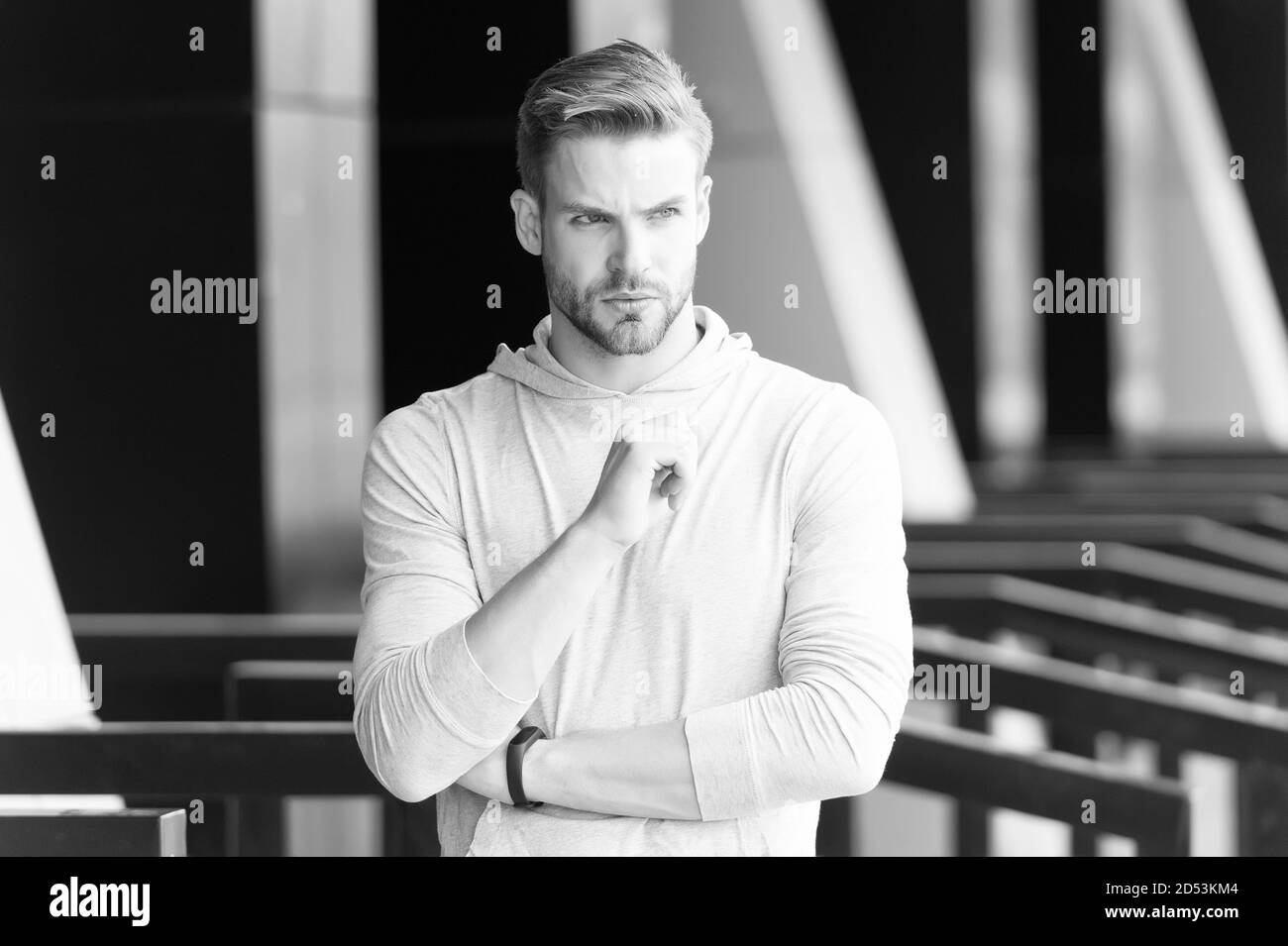 Sport e atletica. Allenamento in forma. Concetto di allenamento. Ti farò lavorare sul tuo corpo. Personal trainer. Allenamento all'aperto. Il ragazzo forte indossa abiti stile fitness. Sportivo o atleta. Foto Stock