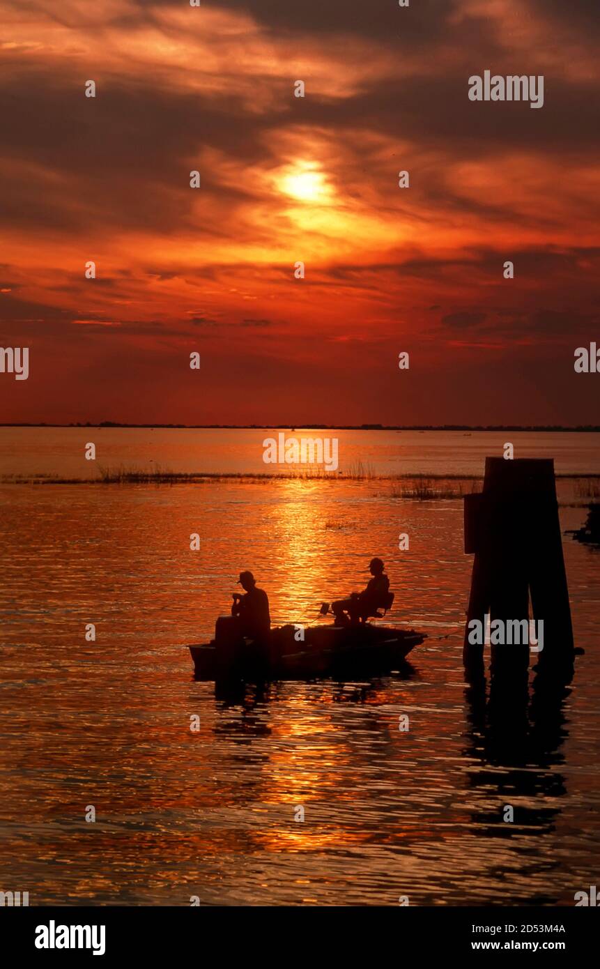 Pesca al branzino al tramonto sul lago Okeechobee - Florida Foto Stock