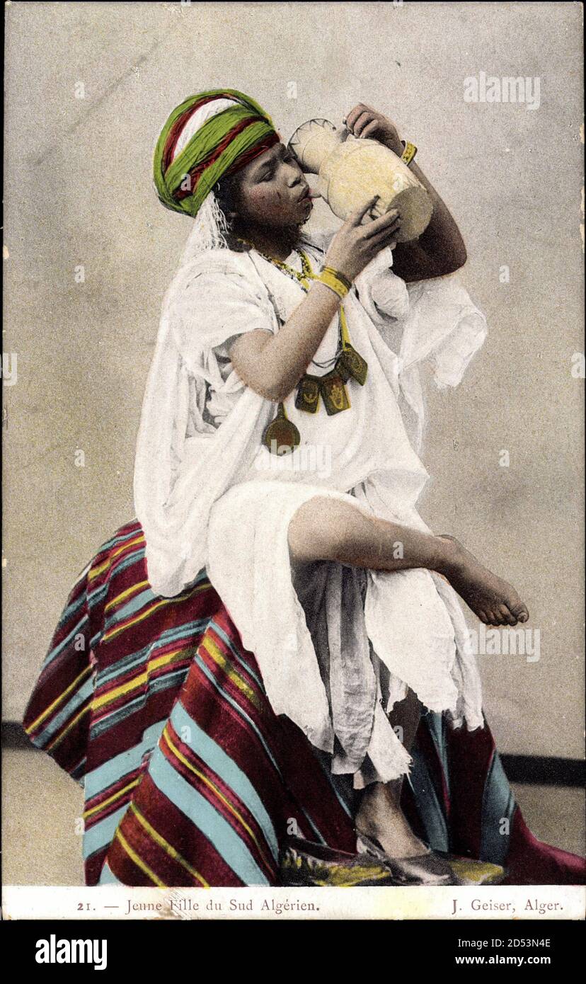 Algerien, Jeune Fille du Sud Algerien, sitzende trinkende Frau, Maghreb | uso in tutto il mondo Foto Stock