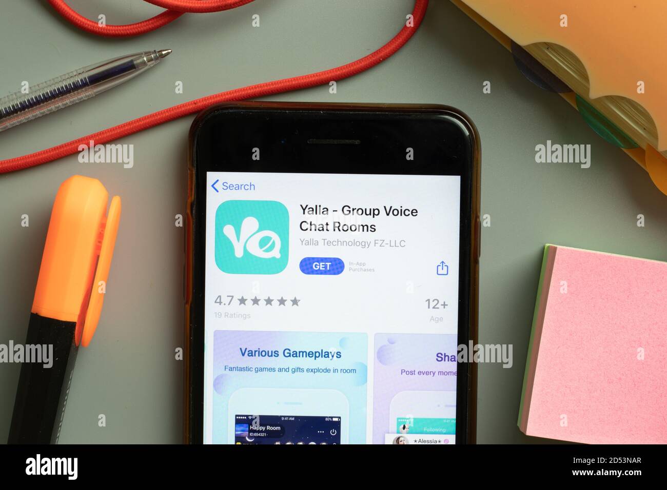 New York, USA - 29 settembre 2020: Yalla Group Voice Chat Rooms logo dell'app mobile sullo schermo del telefono primo piano, editoriale illustrativo Foto Stock