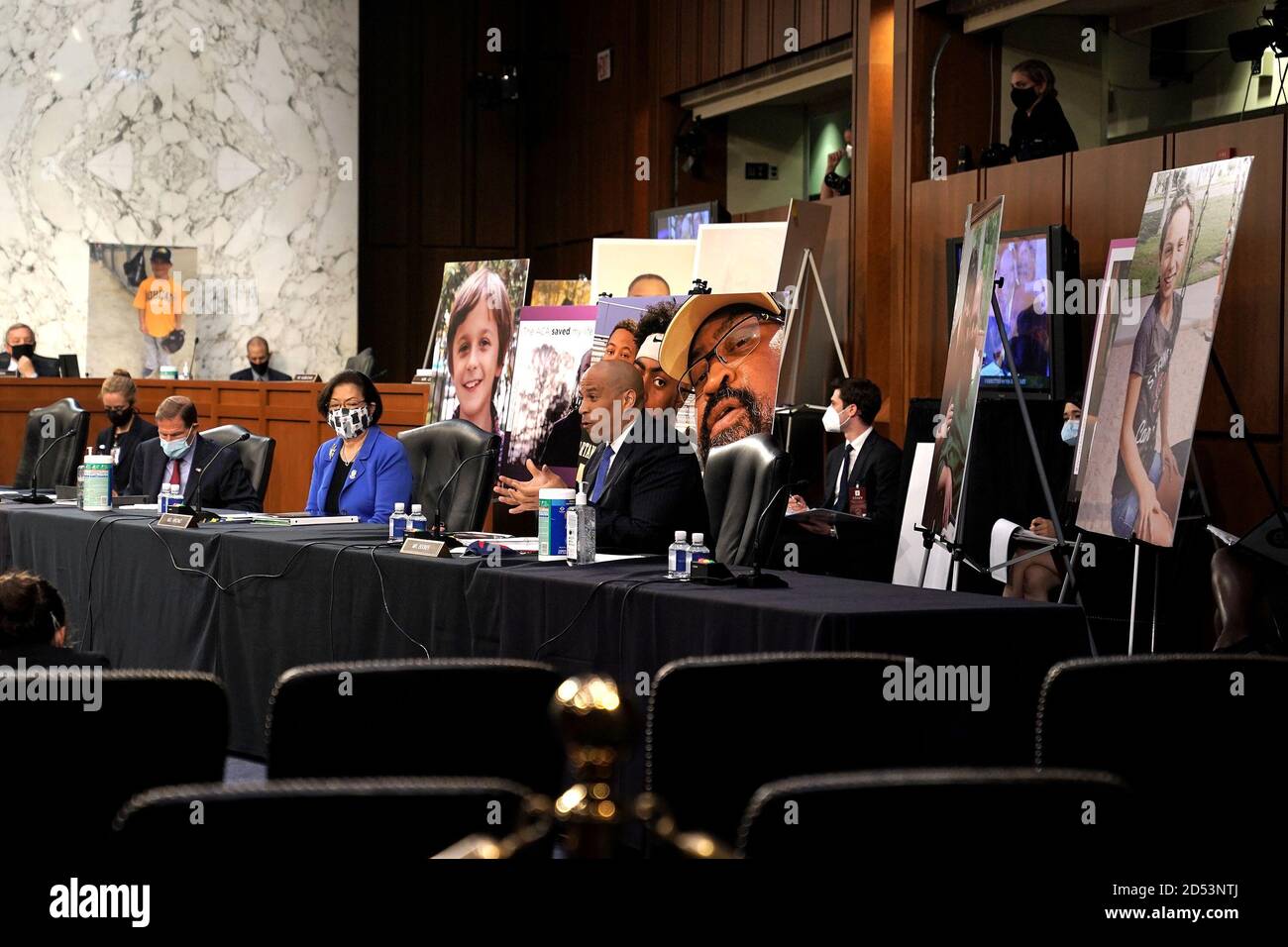 Washington, Stati Uniti d'America. 12 Ott 2020. Il senatore degli Stati Uniti Cory Booker (democratico del New Jersey) fa una dichiarazione di apertura durante il Senato degli Stati Uniti Comitato giudiziario conferma audizione del presidente Donald Trump nominato giudice Amy Coney Barrett della Corte Suprema Lunedi, 12 ottobre 2020.Credit: Greg Nash/Pool via CNP | Use Worldwide Credit: dpa/Alamy Live News Foto Stock