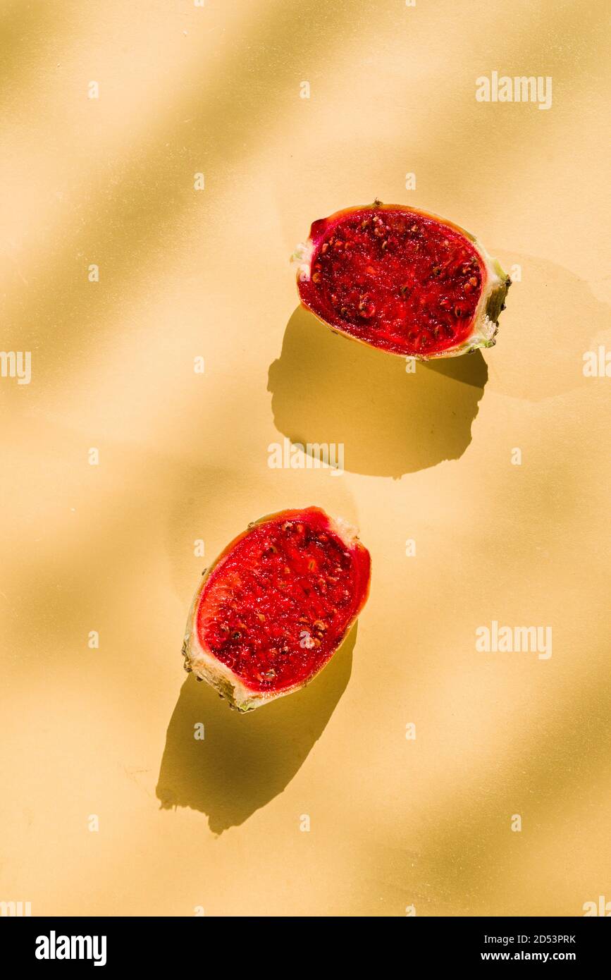 Prickly Pear Fruit su un pannello di sfondo giallo, un po' d'ombra su di esso Foto Stock
