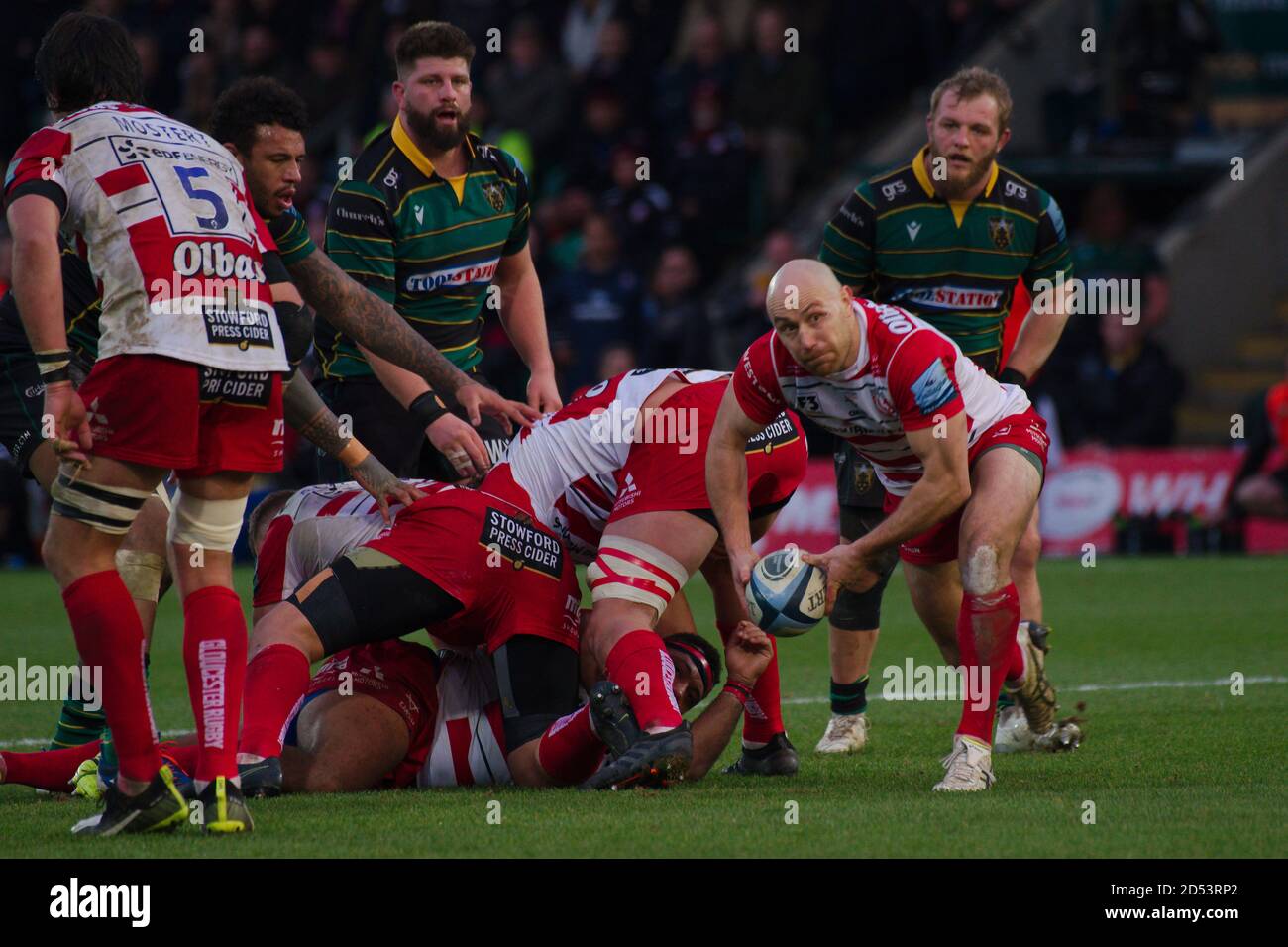 Northampton, Inghilterra, 28 dicembre 2019. Willi Heinz capitano di Gloucester Rugby passando la palla durante la partita della Gallagher Premiership contro i Northampton Saints ai Franklin’s Gardens. Foto Stock