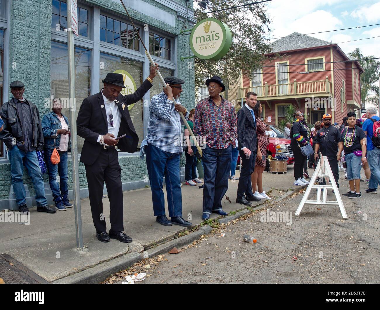 New Orleans, Louisiana, USA - 2020: La gente partecipa a una sfilata di Second Line, un evento tradizionale di questa città. Foto Stock