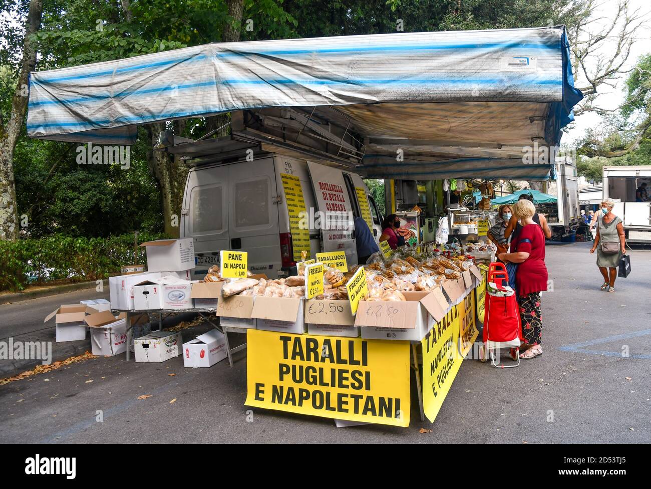 Scorcio del mercato settimanale cittadino in Viale Cesare Macchi, con la gente che acquista cibo locale da bancarelle in estate, Siena, Toscana, Italia Foto Stock