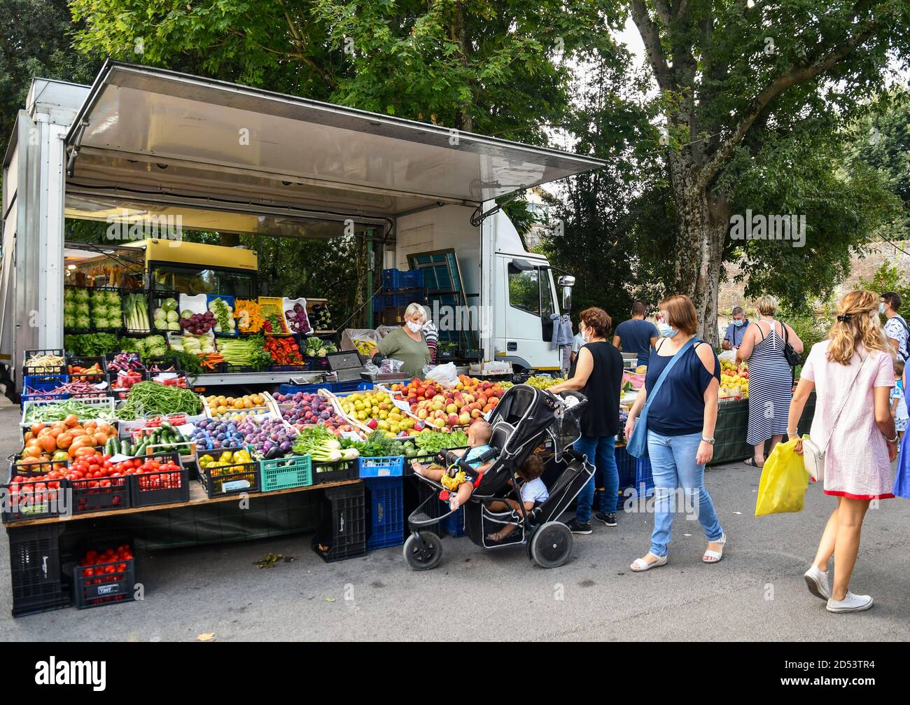 Scorcio del settimanale mercato cittadino di Viale Macchi, con le donne che acquistano frutta e verdura fresca da un chiosco di cibo in estate, Siena, Toscana, Italia Foto Stock