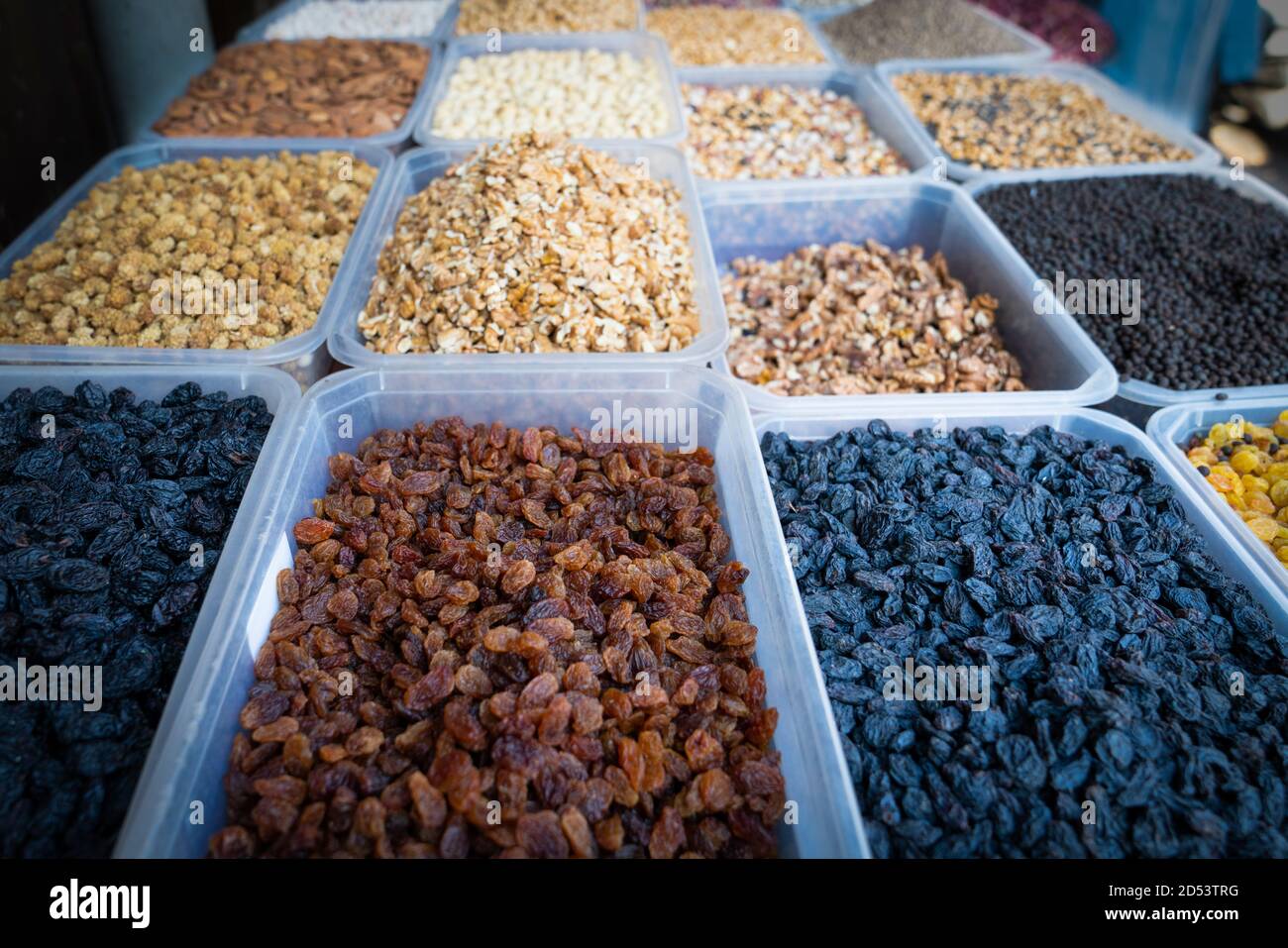 Bacche secche sul banco. Uvetta, prugne secche. Cibo vegano. Cibo sano. Messa a fuoco selettiva. Foto Stock
