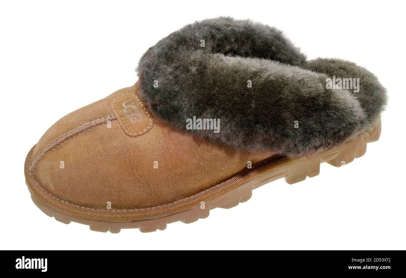 Nero e marrone, fuzzy, cuoio ugg Slipper fotografato su uno sfondo bianco Foto Stock