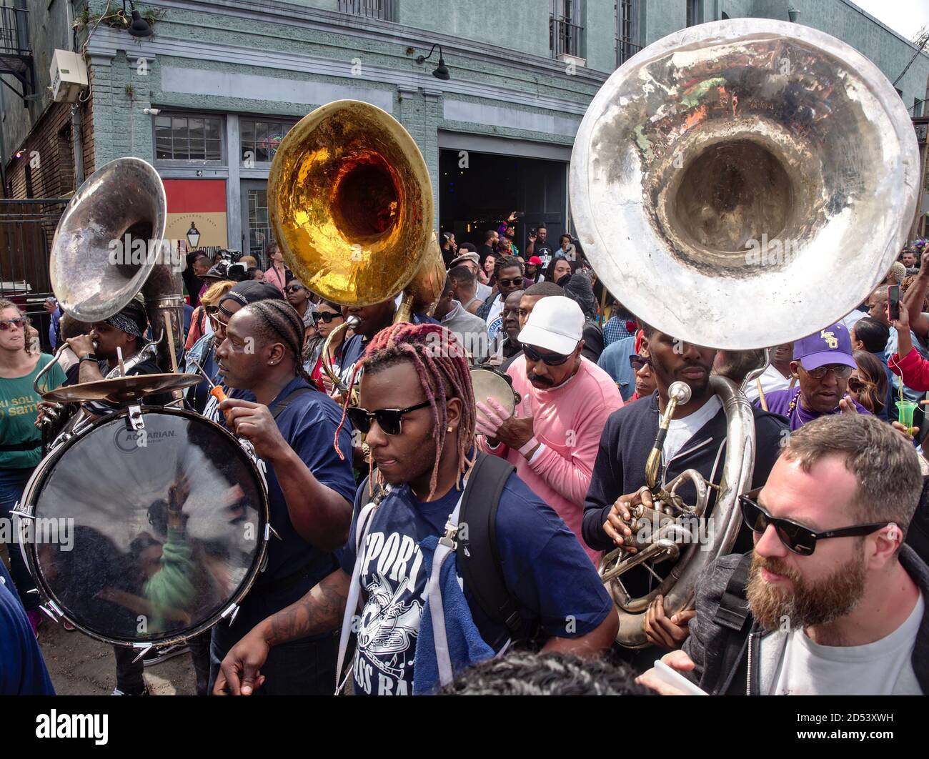 New Orleans, Louisiana, USA - 2020: La gente partecipa a una sfilata di Second Line, un evento tradizionale di questa città. Foto Stock