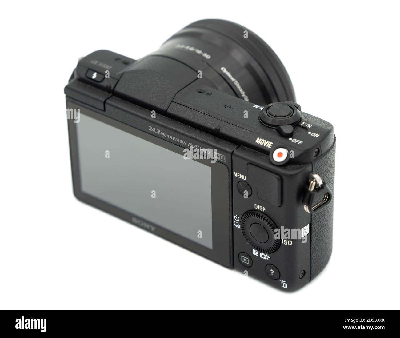 Fotocamera digitale mirrorless Alpha A5100 di Sony con Sony PZ 16-50 lente tagliata isolata su sfondo bianco Foto Stock