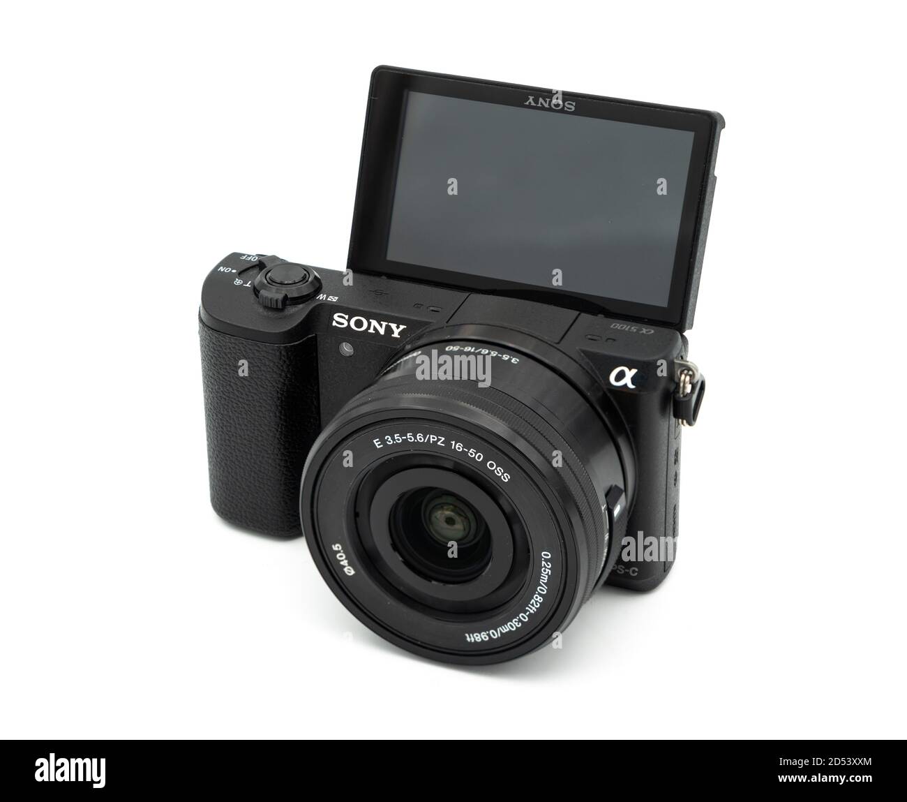 Fotocamera digitale mirrorless Alpha A5100 di Sony con Sony PZ 16-50 lente tagliata isolata su sfondo bianco Foto Stock