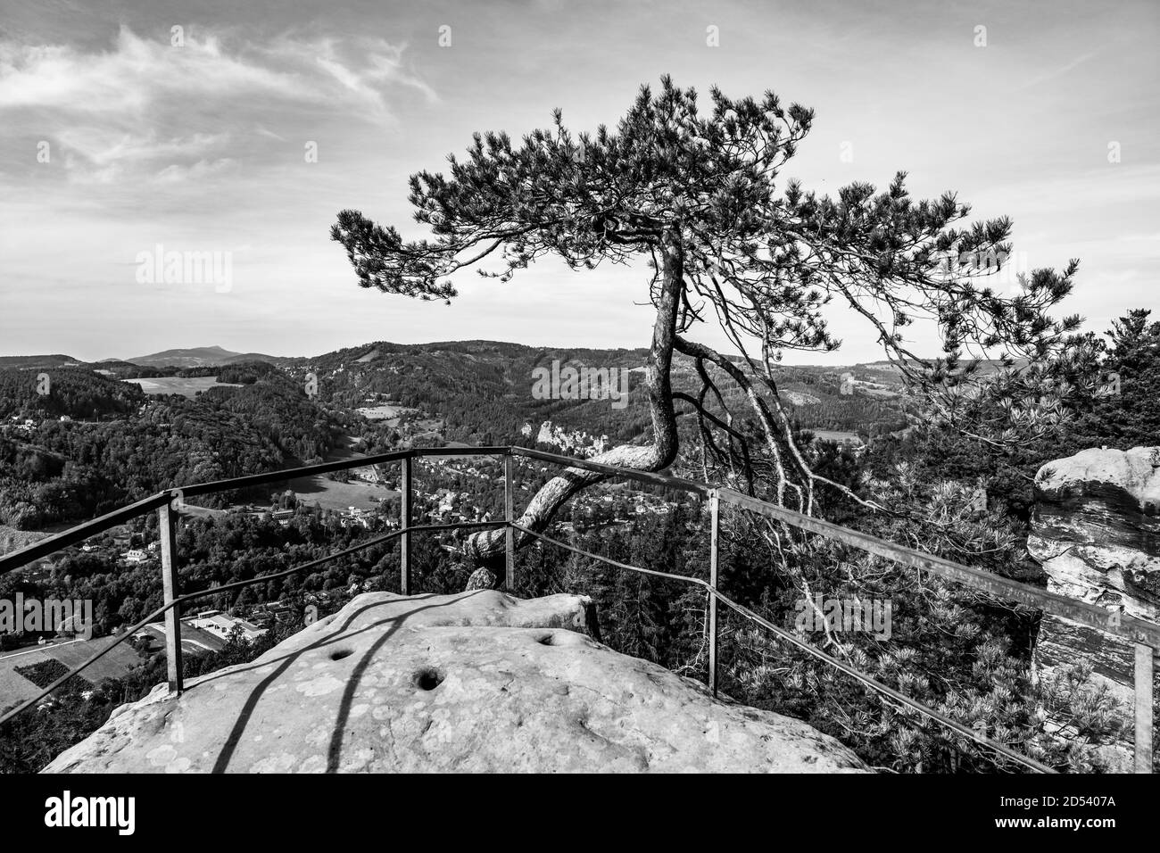 Punto di osservazione di Husnik sulla cima della formazione di pietra arenaria. Besedice Rocks in Bohemian Paradise, ceco: Cesky raj, Repubblica Ceca. Immagine in bianco e nero. Foto Stock
