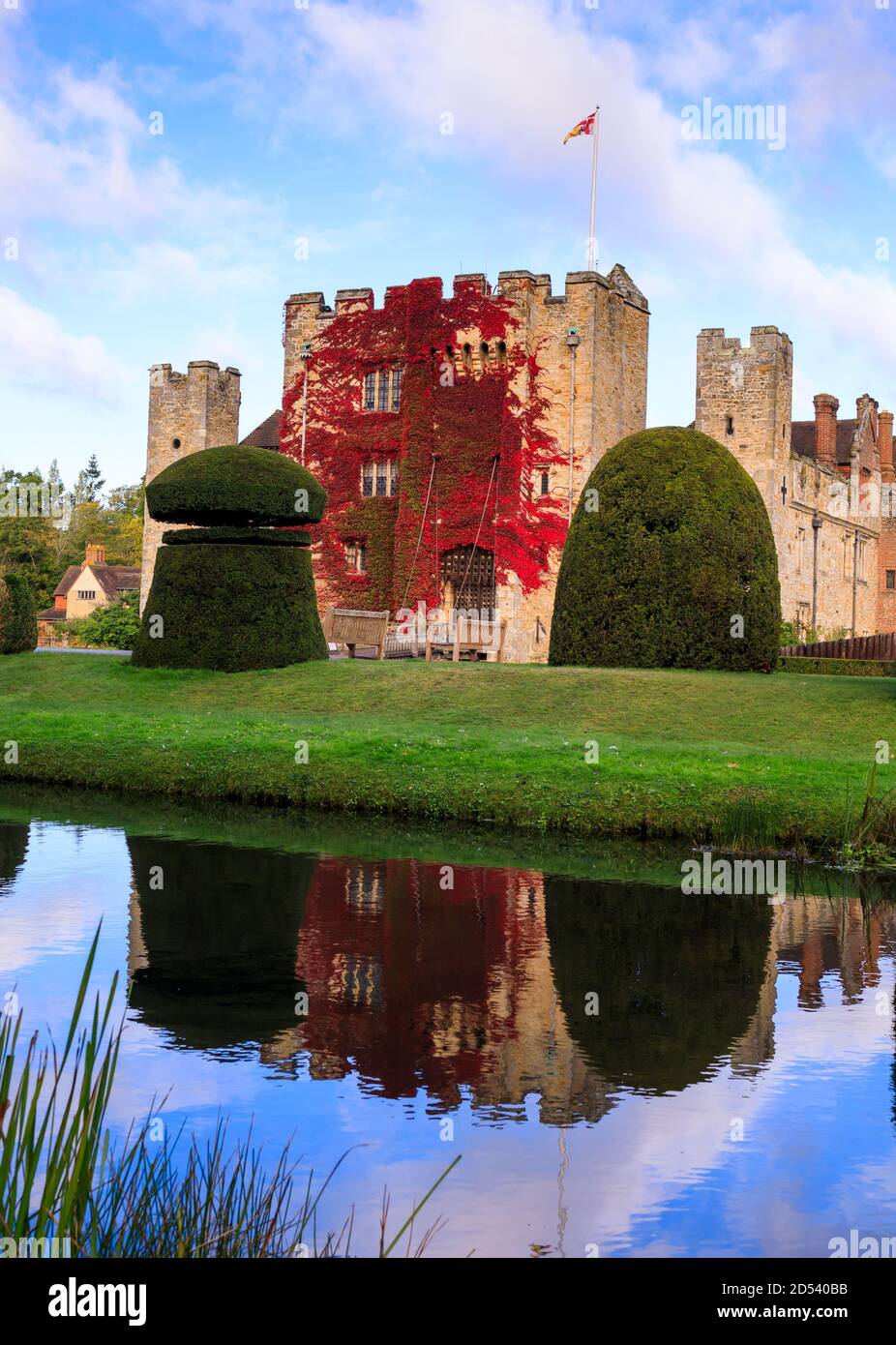 Castello di Hever a Kent, Regno Unito. Il castello risale al 13 ° secolo era una volta la casa d'infanzia di Anna Boleyn, seconda moglie di Enrico VIII e Madre di Elisabetta i, situato in 125 ettari di gloriosi terreni. Foto Stock