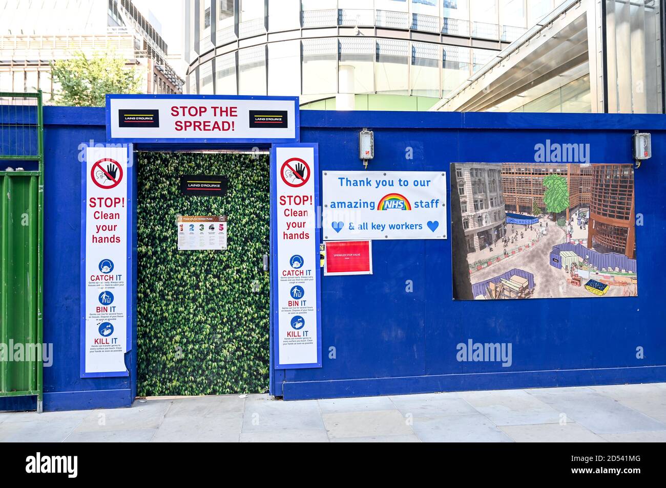 Posters su un ingresso del sito dell'edificio che consiglia "Stop the spread", "Clean Your Hands" e "Thank You NHS" durante la pandemia di Covid-19. Foto Stock