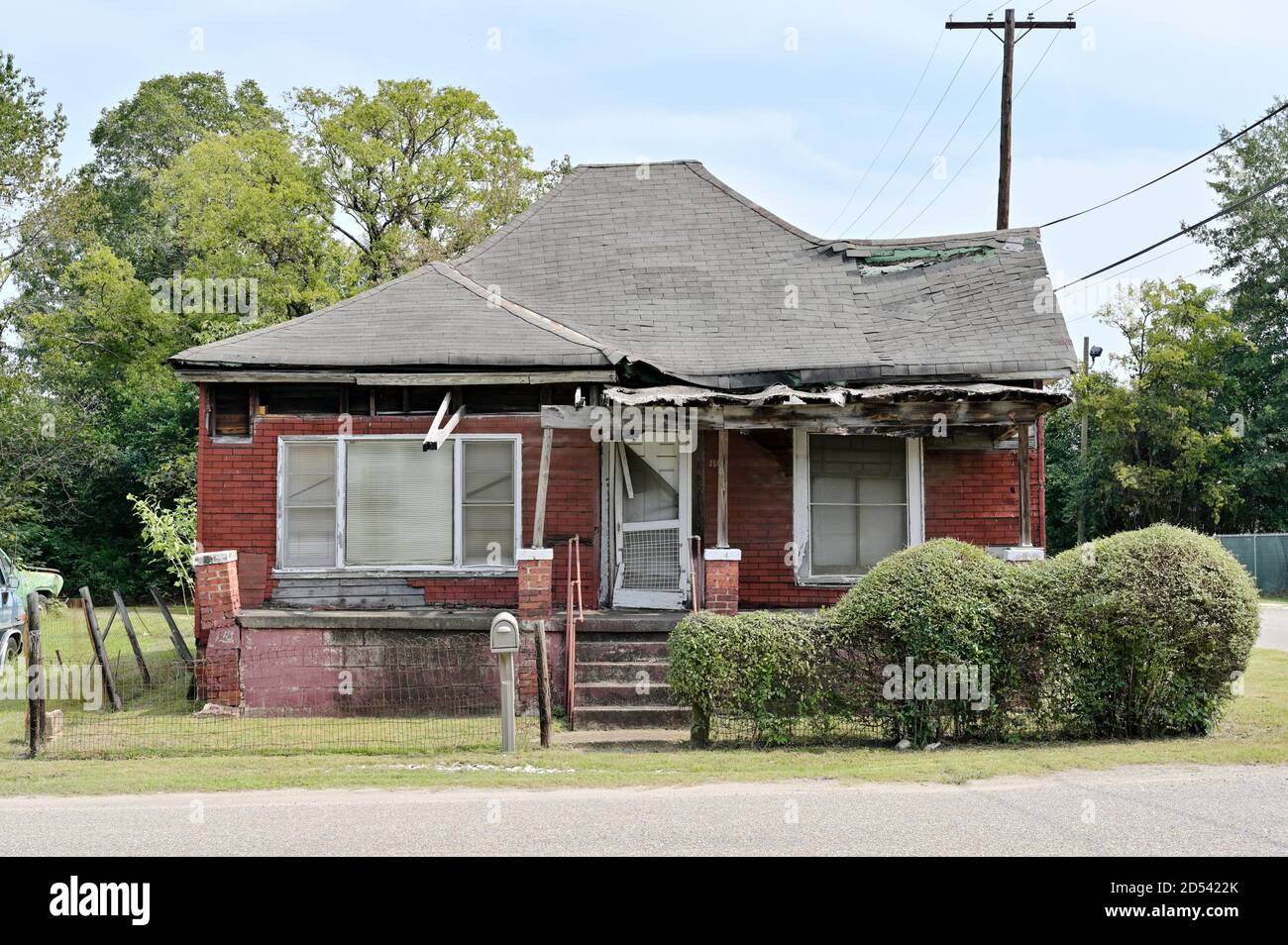 Vacante, vuoto o abbandonato la casa o casa in un quartiere povero che mostra il livello di povertà nella parte interna area urbana di Montgomery in Alabama, Stati Uniti d'America. Foto Stock