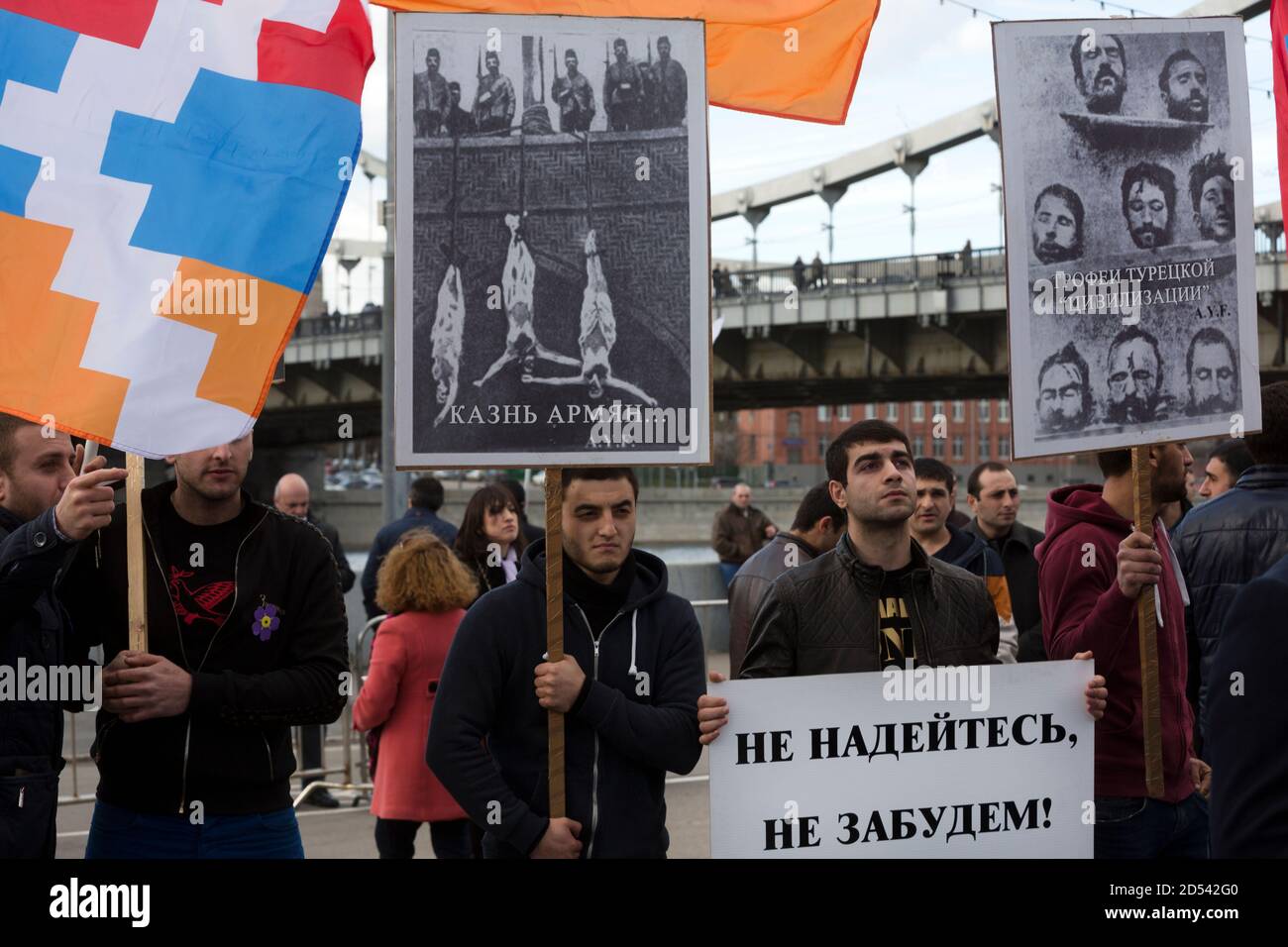 Mosca, Russia. 24 Apr 2015. Gli Armeni etnici celebrano il centesimo anniversario del genocidio armeno nell'Impero Ottomano Foto Stock