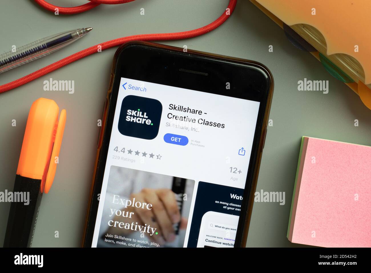 New York, USA - 29 settembre 2020: Skillshare logo dell'app mobile per classi creative sullo schermo del telefono primo piano, editoriale illustrativo Foto Stock