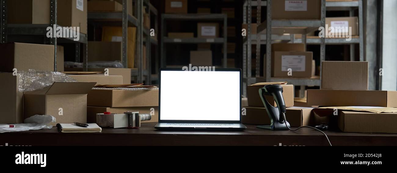 Tavolo con computer portatile mock up schermo e scatole, ecommerce online store spedizione. Foto Stock