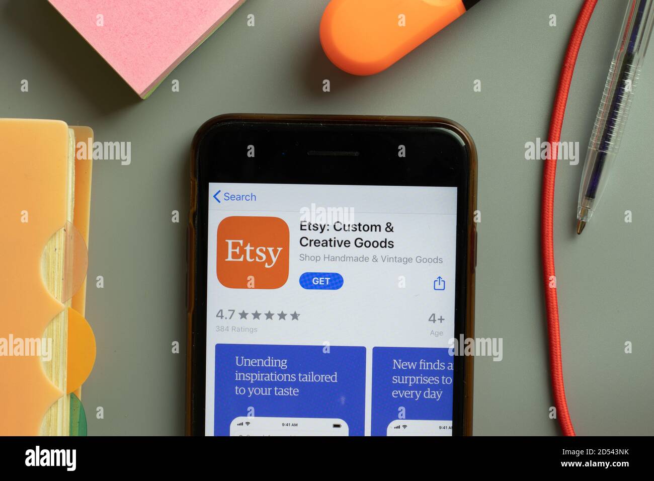 New York, USA - 29 settembre 2020: Logo app mobile di prodotti creativi personalizzati Etsy sullo schermo del telefono primo piano, editoriale illustrativo Foto Stock