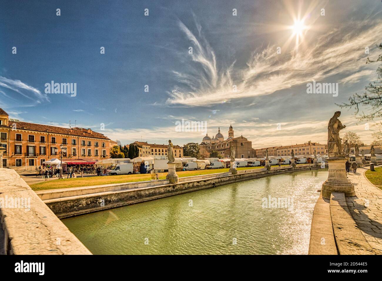 PADOVA, ITALIA - 25 FEBBRAIO 2019: Le persone che camminano e vanno per lo shopping al mercato Prato della Valle Foto Stock