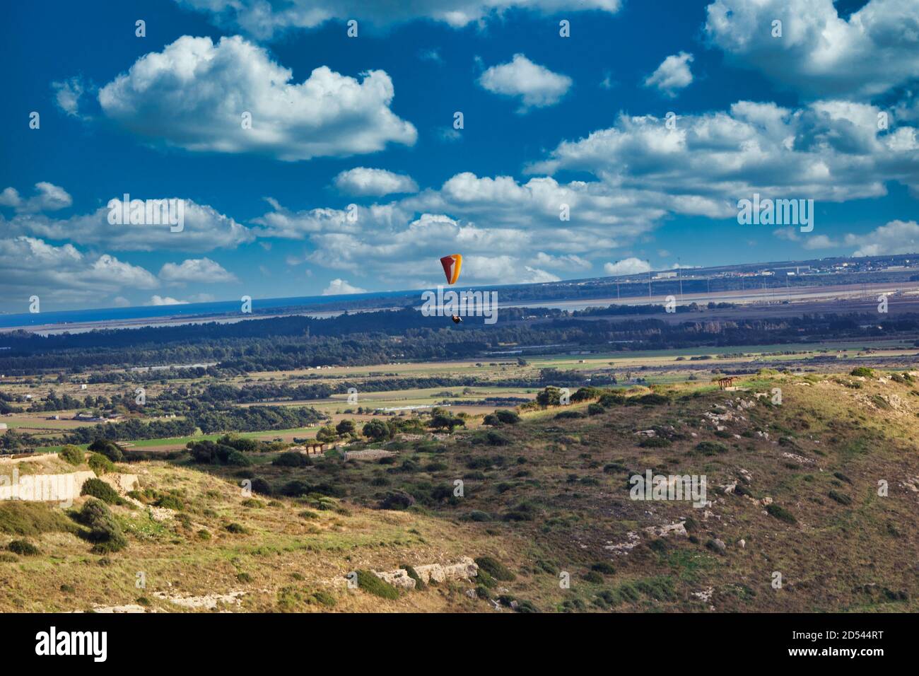 Parapendio sulla città di Limassol sotto una nuvolosa blu Cielo a Cipro Foto Stock