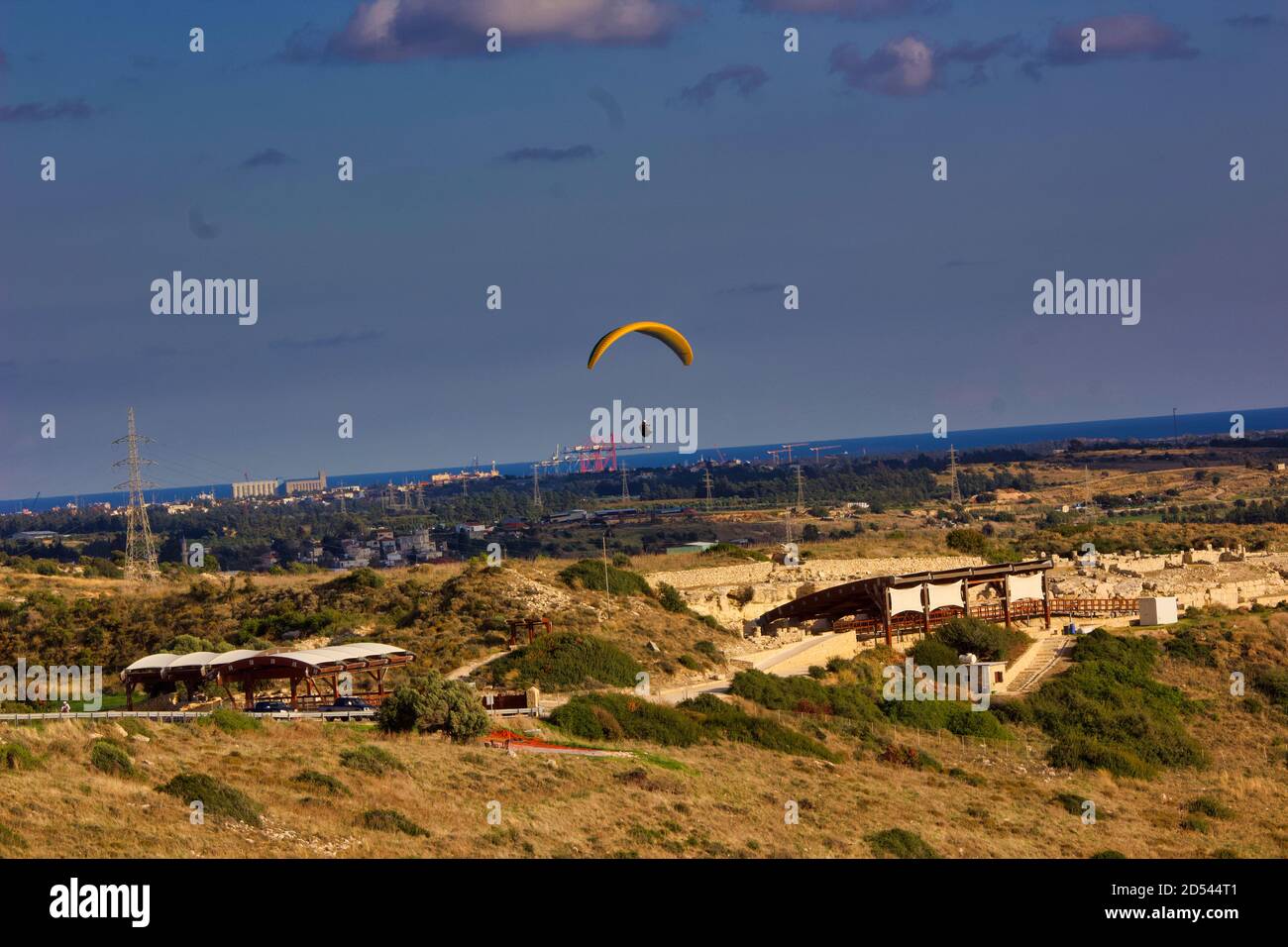 Parapendio sulla città di Limassol di giorno a Cipro Foto Stock