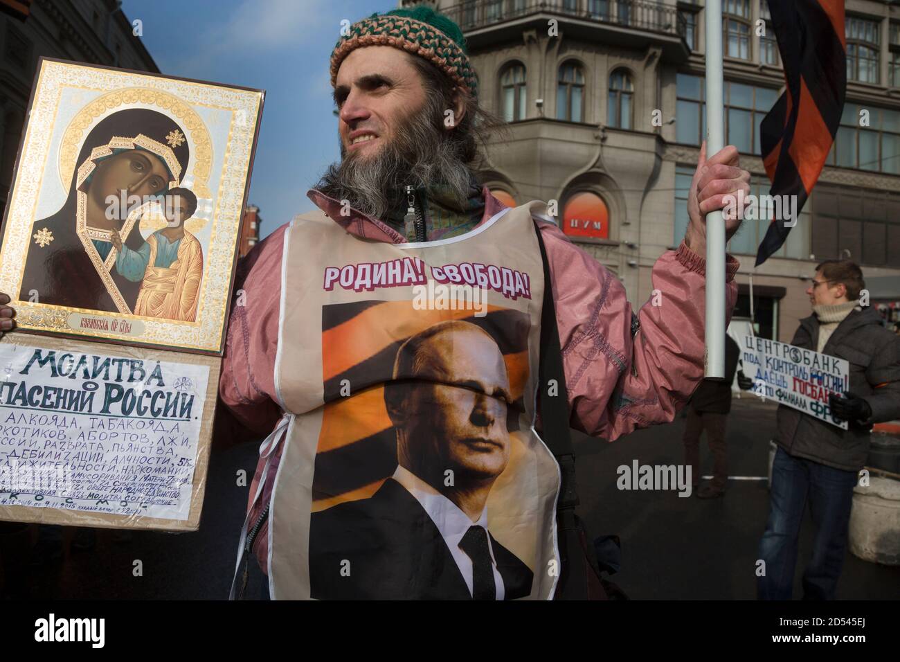 Mosca, Russia. 21 febbraio 2015 UN uomo con un ritratto di Vladimir Putin partecipa a un rally anti-Maidan che celebra l'anniversario di un anno di proteste pro-UE in Ucraina iniziate nella Piazza dell'Indipendenza di Kiev (conosciuta anche come Maidan) Foto Stock