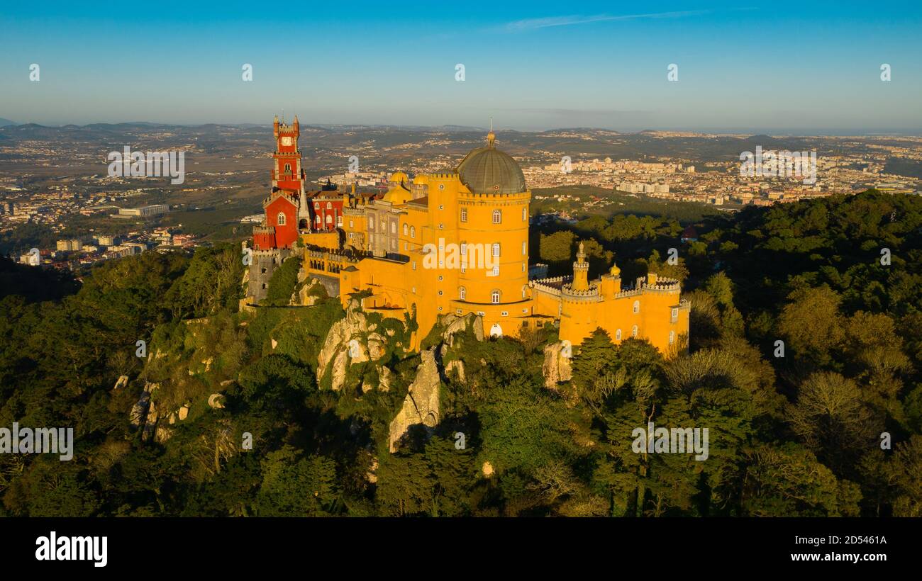 Vista aerea del famoso e colorato Palazzo Nazionale di pena a Sintra, vicino a Lisbona, Portogallo. Estate sera paesaggio al tramonto. Foto Stock