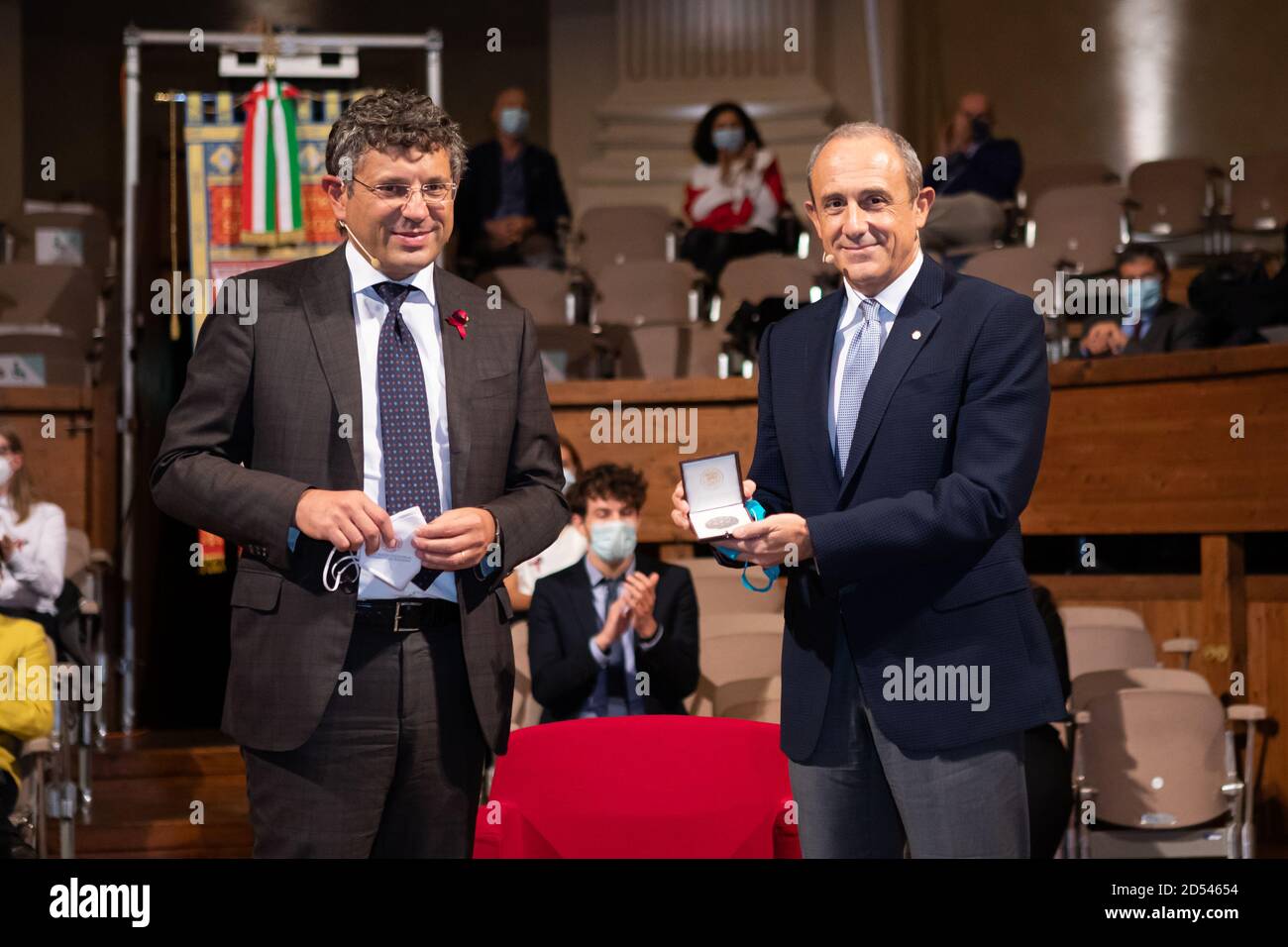 Bologna, Italia. 13 ottobre 2020. Il allenatore italiano di basket Ettore Messina riceve il premio "Sigillo di ateneo" dell'Università di Bologna; il premio viene consegnato dal magnifico rettore dell'Università di Bologna Francesco Ubertini il 13 ottobre 2020 a Bologna. Credit: Massimiliano Donati/Alamy Live News Foto Stock