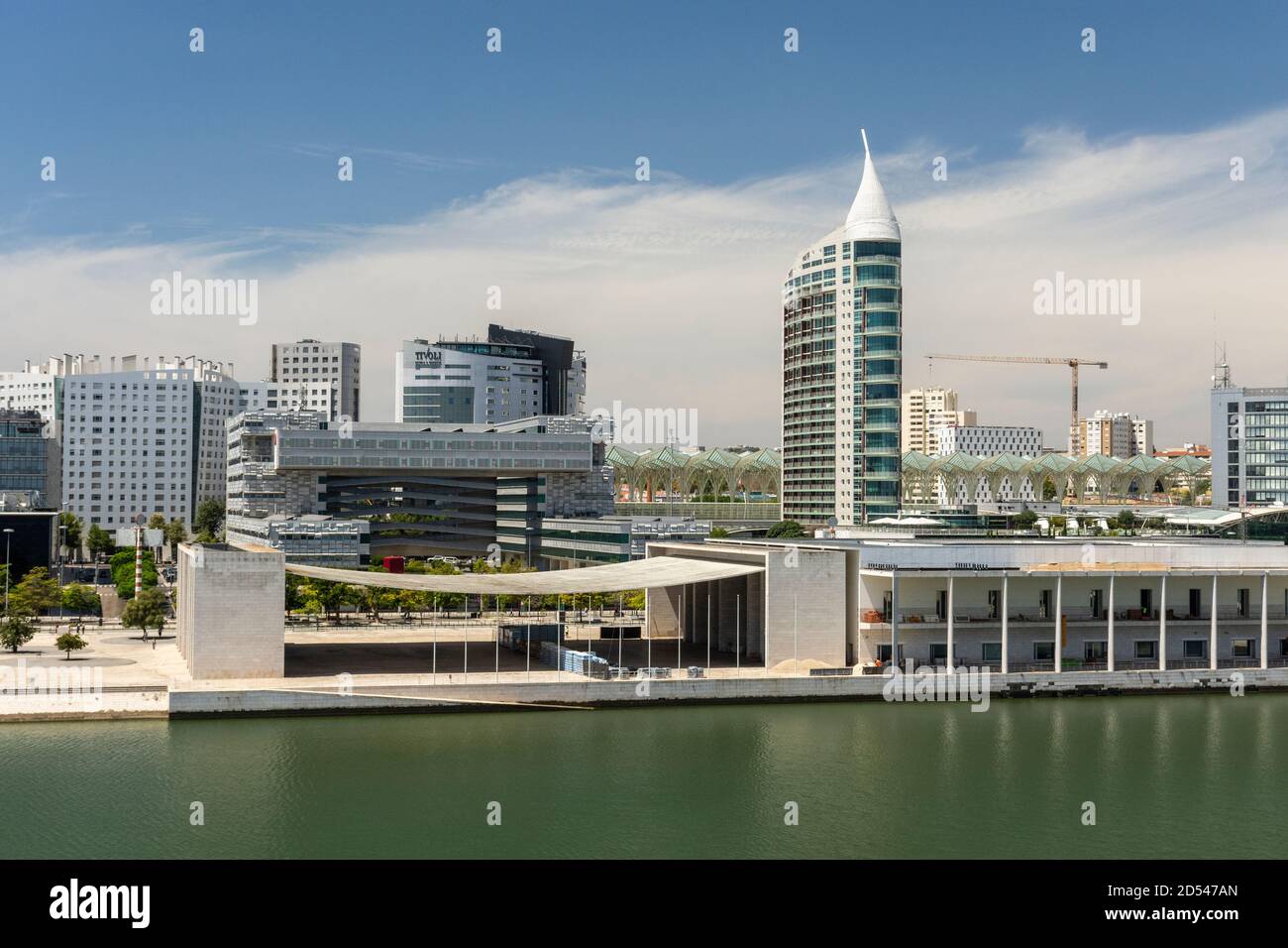 Splendida vista sugli edifici moderni nell'area Parque das Nacoes di Lisbona, Portogallo Foto Stock