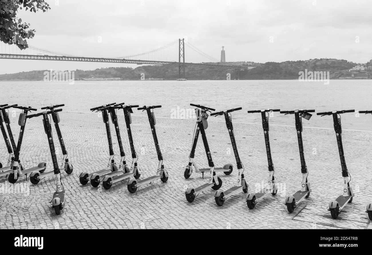 Splendida vista sul ponte 25 de Abril, gli scooter e il fiume Tejo a Lisbona, Portogallo Foto Stock