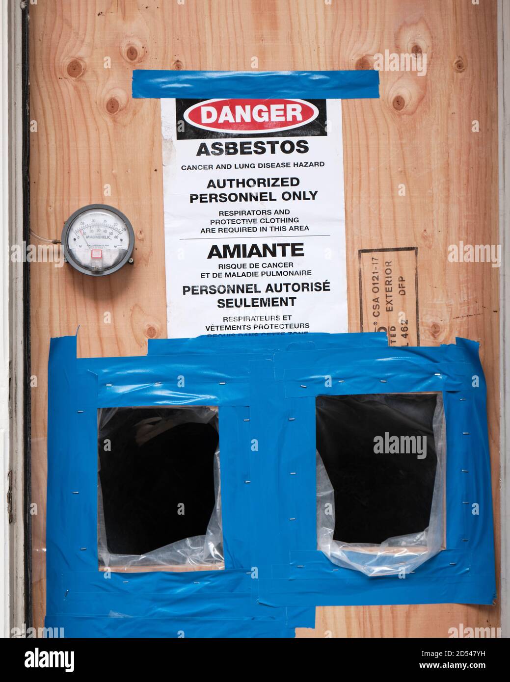 Cartello pericolo amianto all'ingresso della porta del cantiere, salito con legno compensato. Ottawa, Canada. 8 ottobre 2020. Foto Stock