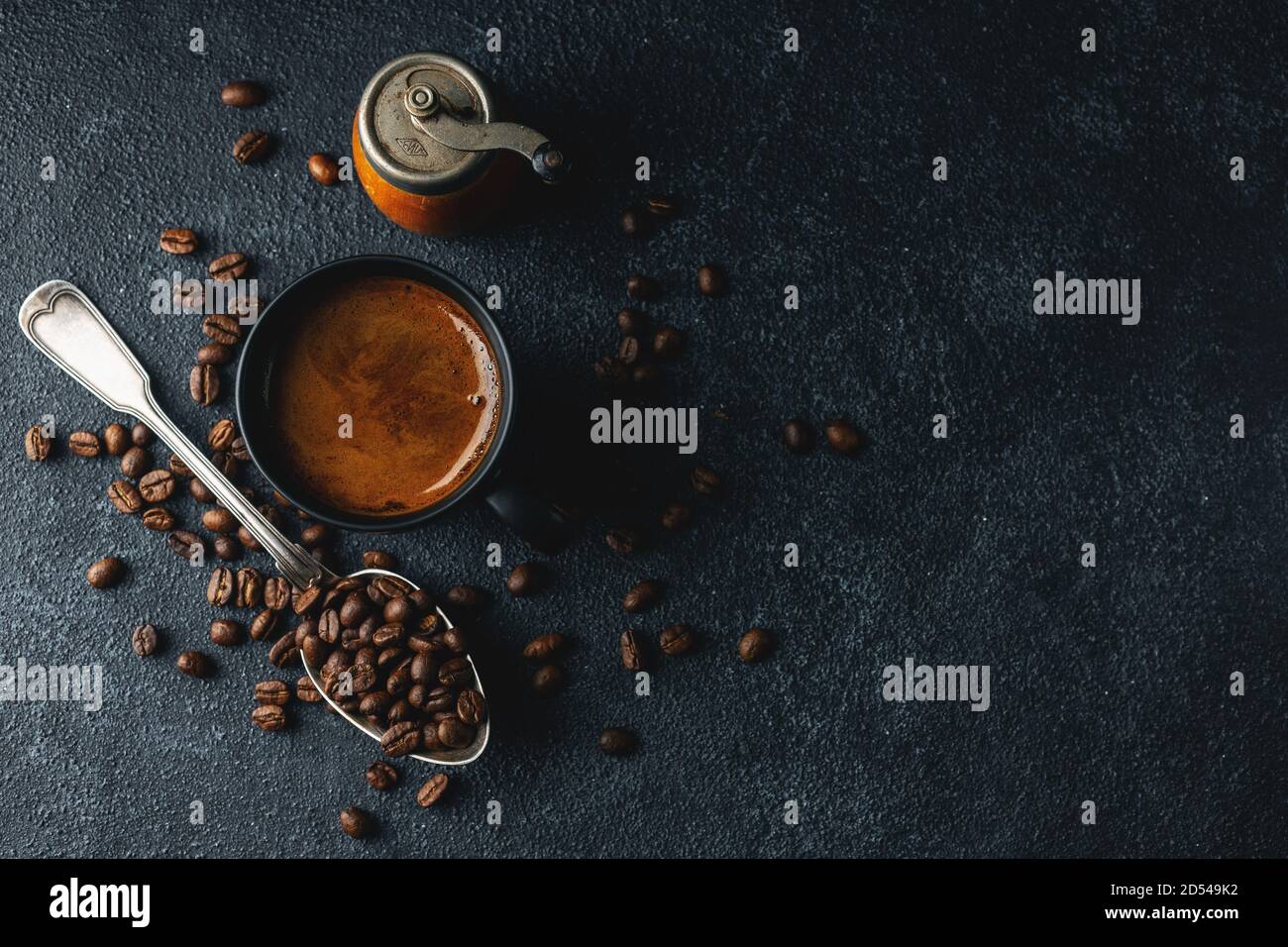Sfondo del caffè con chicchi di caffè, caffè e cucchiaio su sfondo scuro. Vista dall'alto. Concetto di caffè. Foto Stock