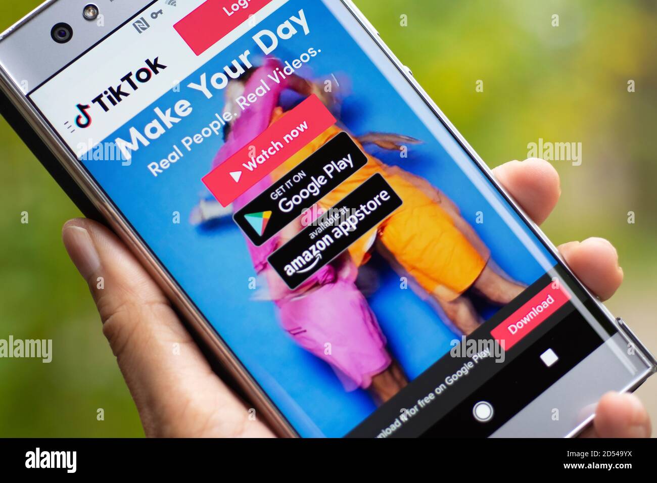 TikTok Tik Tok, Douyin schermata di accesso cellulare, Scarica l'applicazione da Google Play o Amazon AppStore Foto Stock