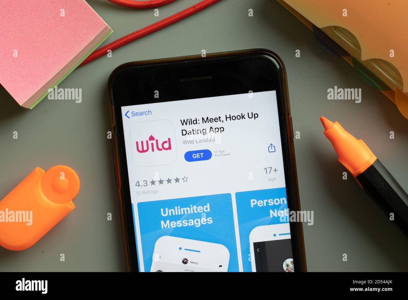 New York, USA - 29 settembre 2020: Wild Meet Hook up Dating app logo mobile su schermo telefono primo piano, editoriale illustrativo Foto Stock
