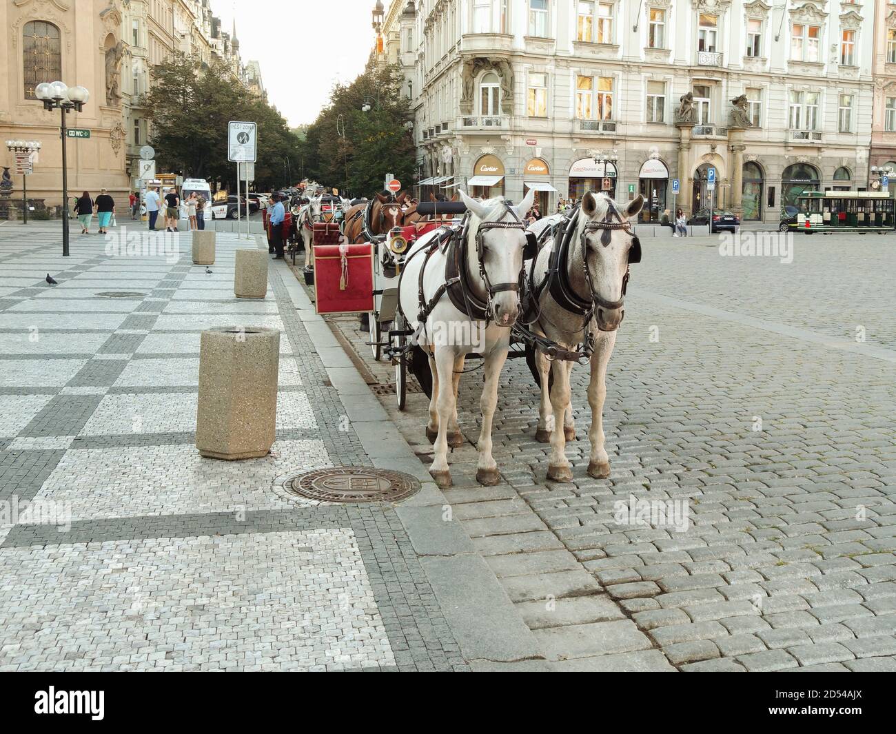 Praga, Repubblica Ceca - 27 settembre 2020: Carrozza trainata da cavalli, mercati della Piazza della Città Vecchia, ristoranti, gente affollata nella Piazza della Città Vecchia di Pragu Foto Stock