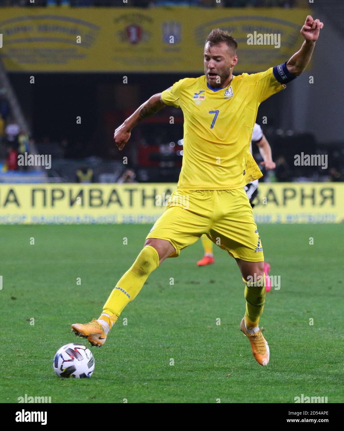 KIEV, UCRAINA - 10 OTTOBRE 2020: Andry Yarmolenko dell'Ucraina controlla una palla durante la partita della UEFA Nations League contro la Germania allo stadio NSK Olimpiyskiy di Kiev Foto Stock