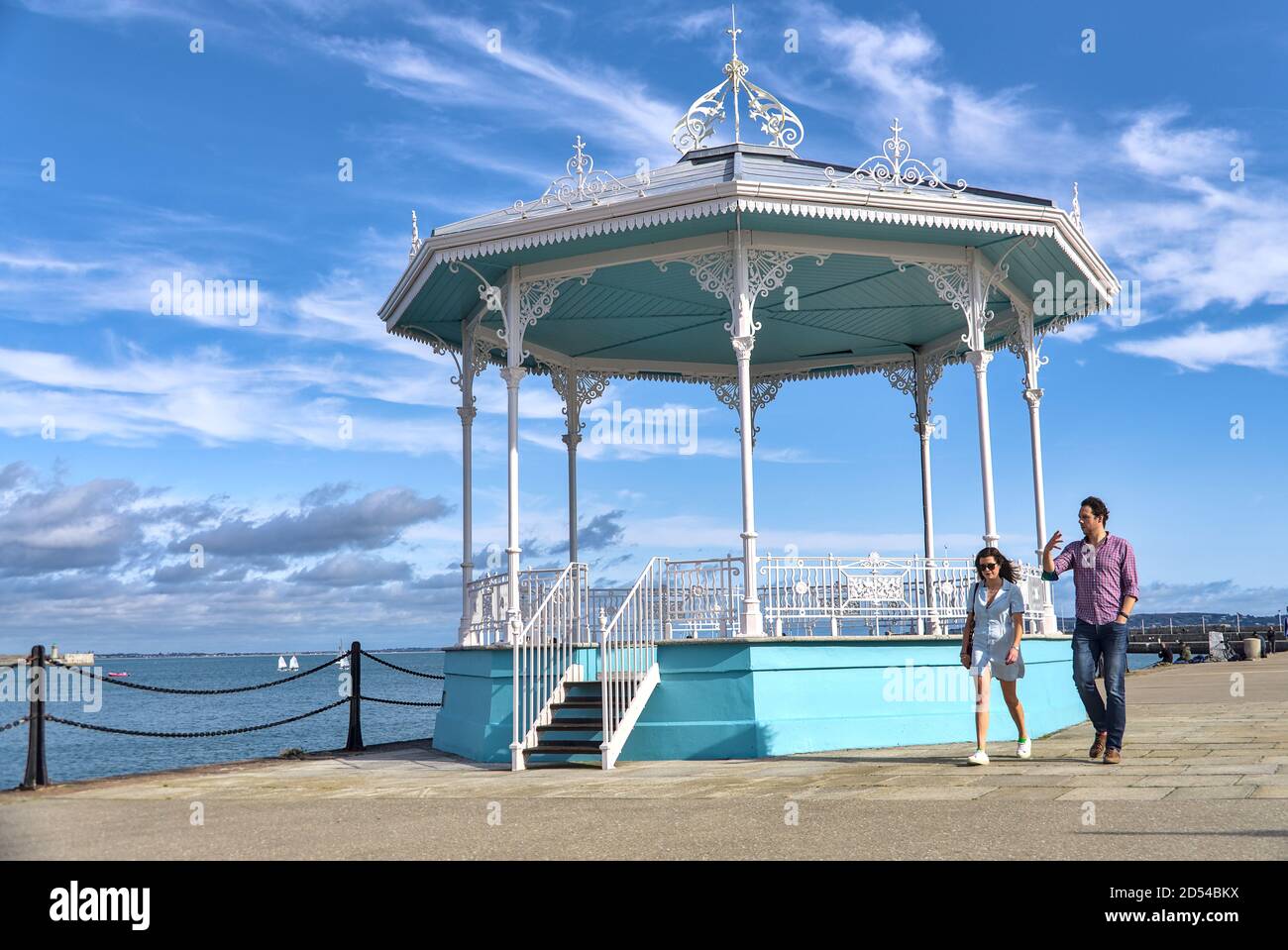 Dublino, Irlanda - 13 settembre 2020: Persone casuali che camminano al porto di East Pier Dun Laoghaire in una bella mattina di sole. Colori blu Foto Stock
