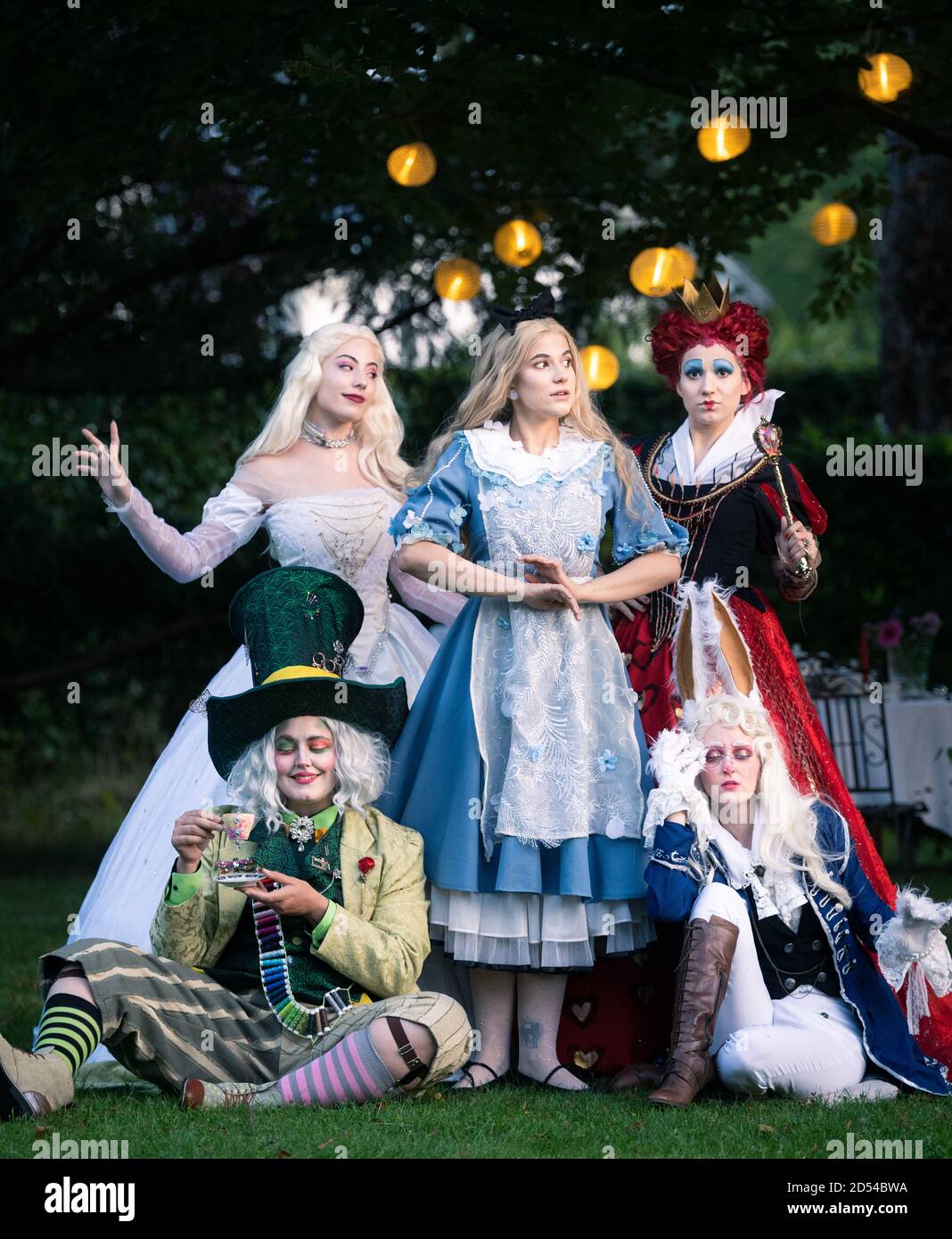 MONACO di BAVIERA, GERMANIA - 12 settembre 2020: Un gruppo di cosplayer  vestiti come Alice nel paese delle meraviglie Foto stock - Alamy