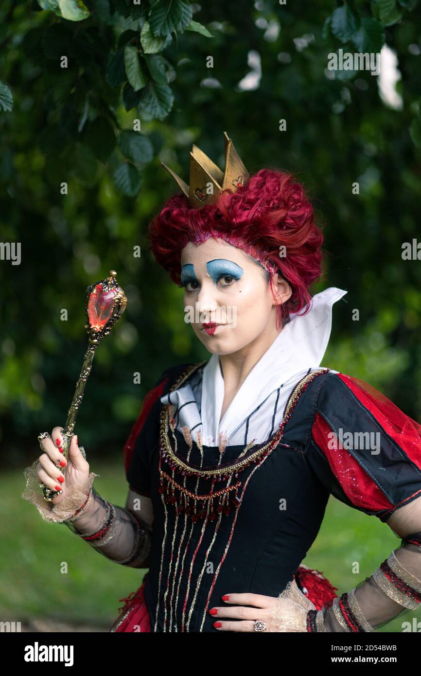 MONACO di BAVIERA, GERMANIA - 12 settembre 2020: Cosplay della regina rossa  da Alice nel paese delle meraviglie. Bel ritratto di una bella giovane  donna con trucco Foto stock - Alamy