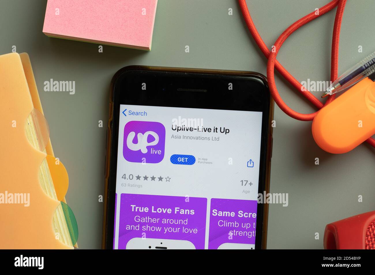 New York, USA - 28 settembre 2020: Uplive live it up logo app mobile sullo schermo del telefono primo piano, editoriale illustrativo Foto Stock
