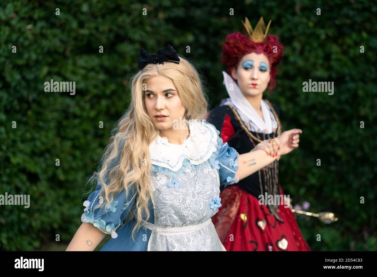 MONACO di BAVIERA, GERMANIA - 12 settembre 2020: Cosplay della regina  bianca da Alice nel paese delle meraviglie. Bel ritratto di una bella  giovane donna con trucco Foto stock - Alamy