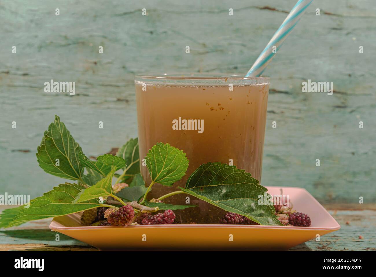 Bicchiere di succo di mora sul vassoio con frutta e foglie. Disintossicazione e bevanda naturale. Aggiornamento. BlackBerry è il frutto del gelso, un albero di Foto Stock