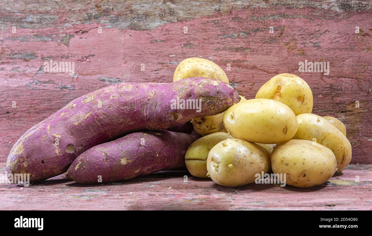 Patata dolce (patate Ipomea) e patata bianca (tuberosum Solanum). Patate e  patate dolci sono una fonte di carboidrati per la dieta Foto stock - Alamy