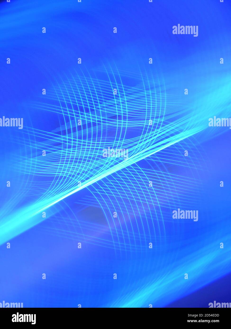 Immagine verticale di tracce di luce ritmica graduali su un blu sfondo Foto Stock