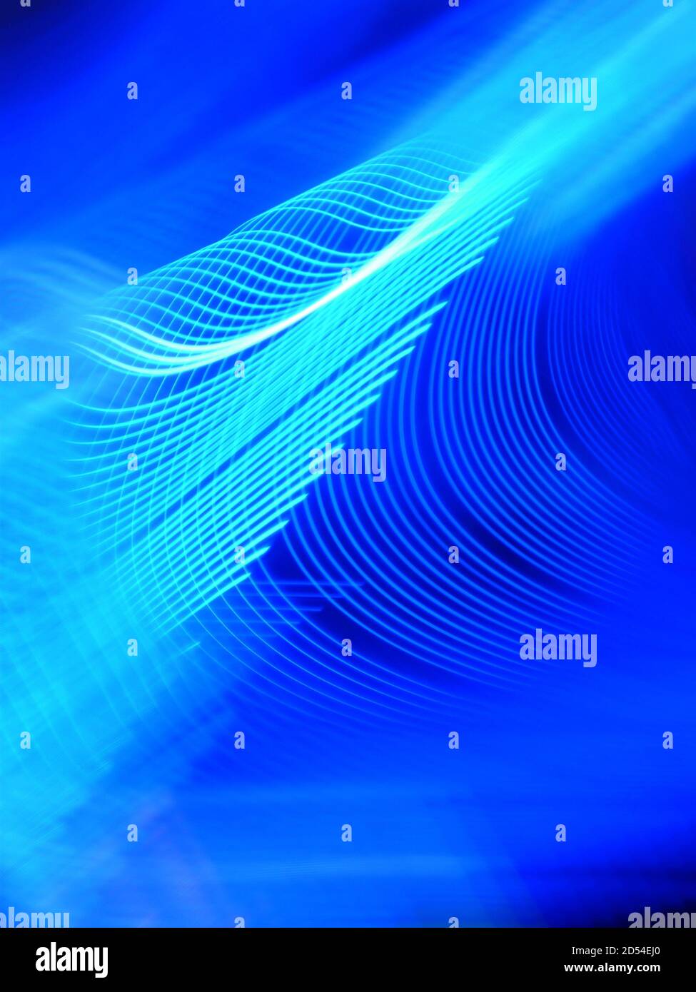 Immagine verticale di tracce di luce ritmica graduali su un blu sfondo Foto Stock